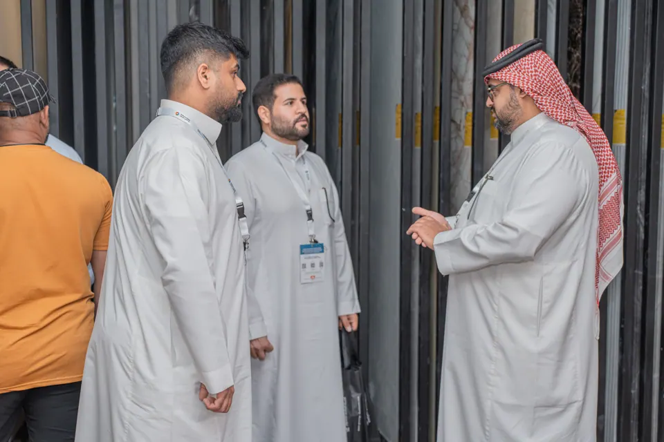 حوار الزوار في ممرات المعرض