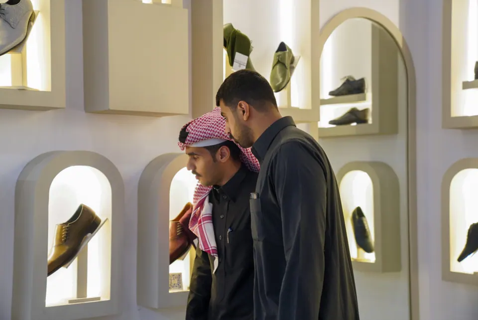 تفاعل الزوار في جناح الأحذية