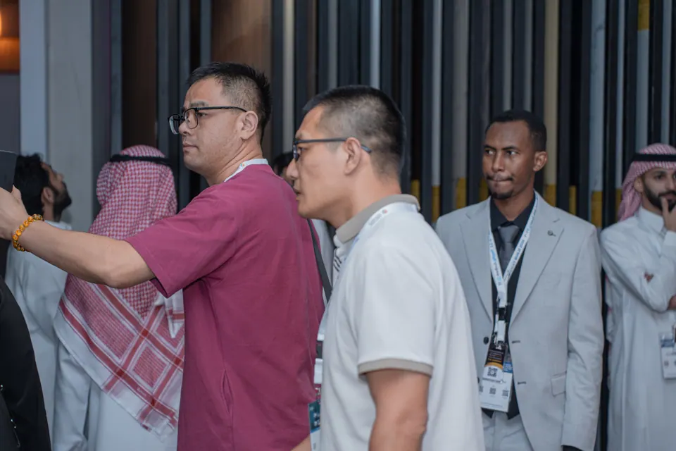 زوار يلتقطون الصور في المعرض