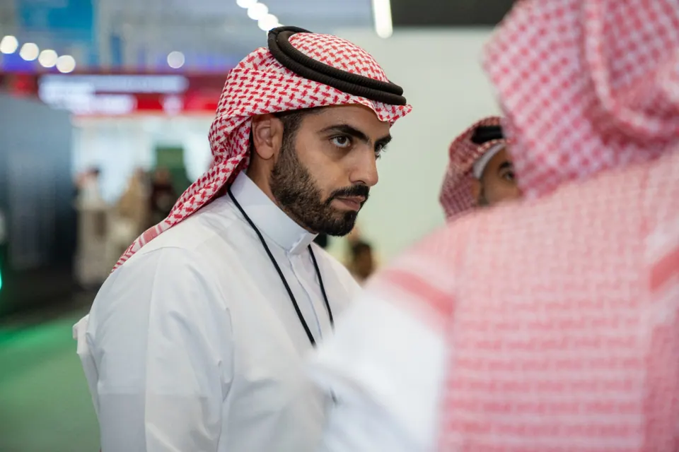 زائر داخل المعرض